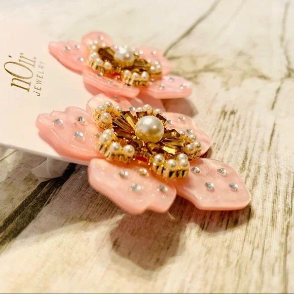 Mother Of Pearl Flower Earrings Light Pink/Gold - Picture 7 of 8